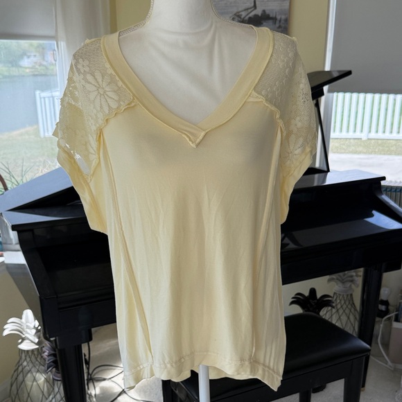 POL Soft yellow high low relaxed fit oversized top lace inserts light yellow - Picture 5 of 15